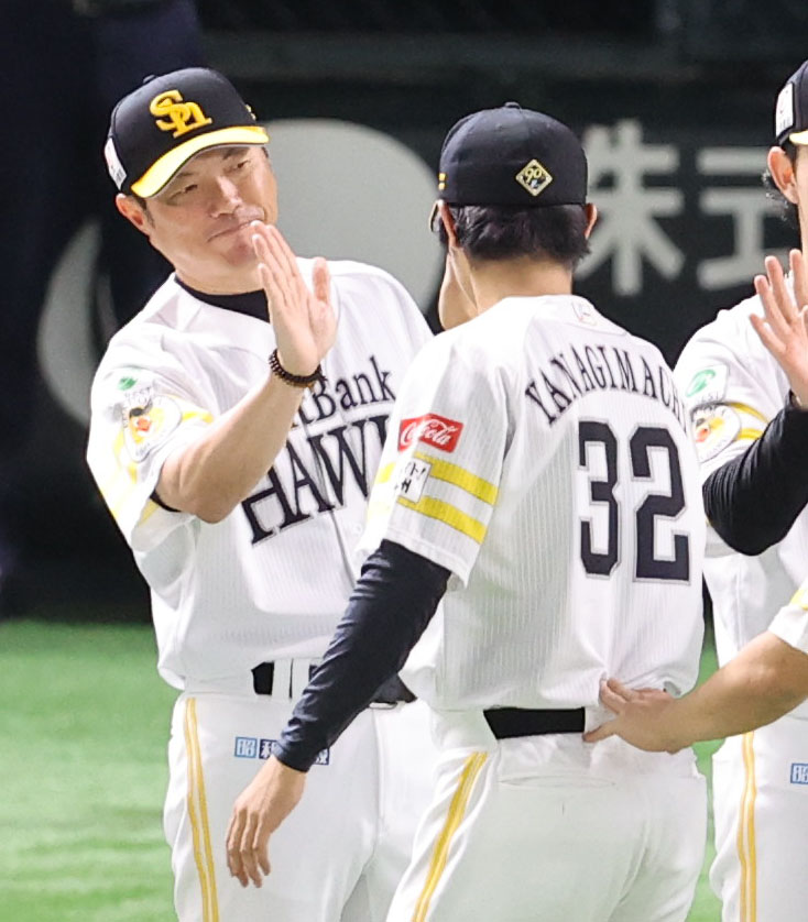 ソフトバンク対ロッテ　柳町を出迎える小久保監督（撮影・梅根麻紀）
