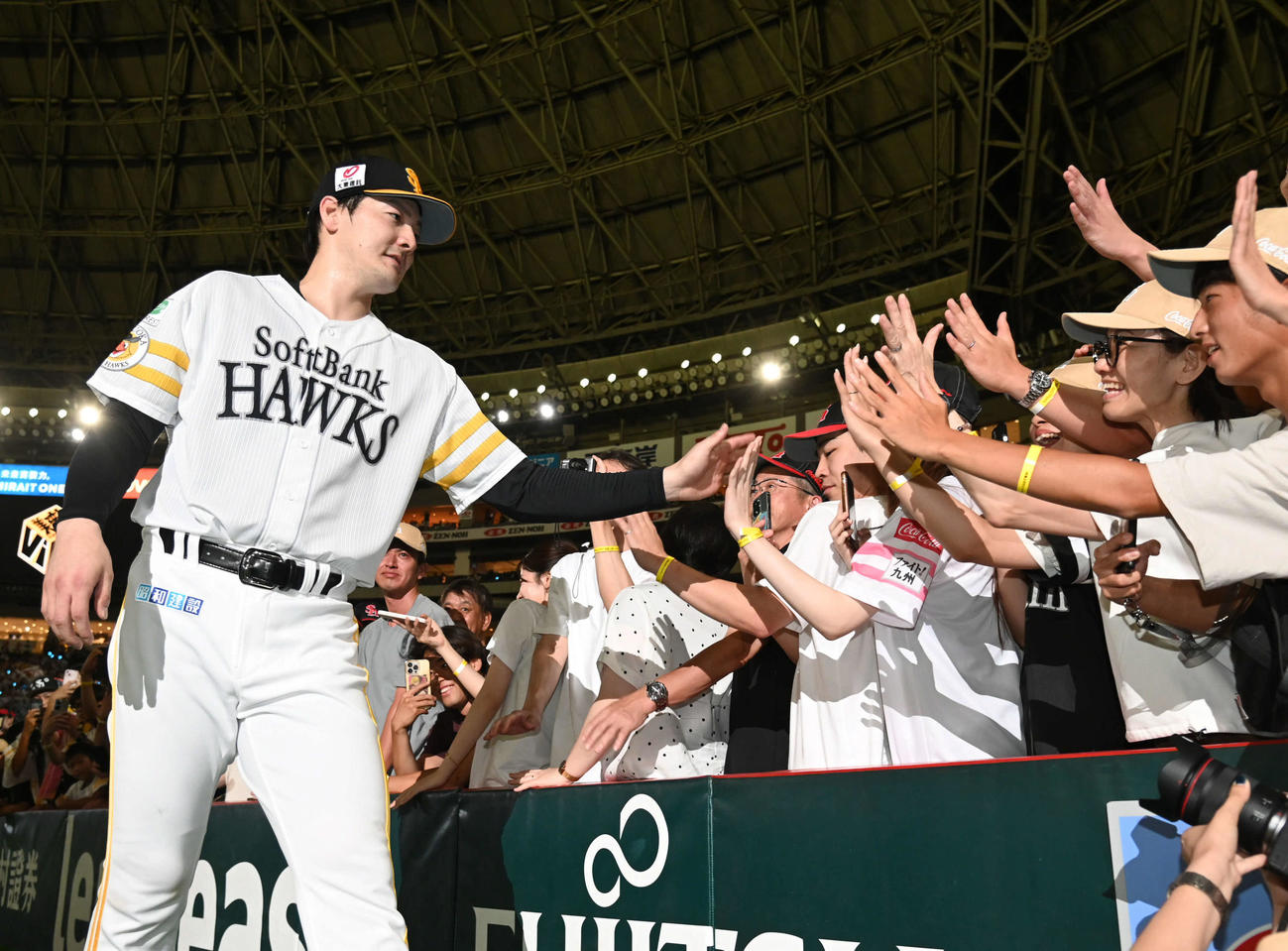 ソフトバンク対ロッテ　試合後、ファンとタッチを交わす有原（撮影・林敢治）