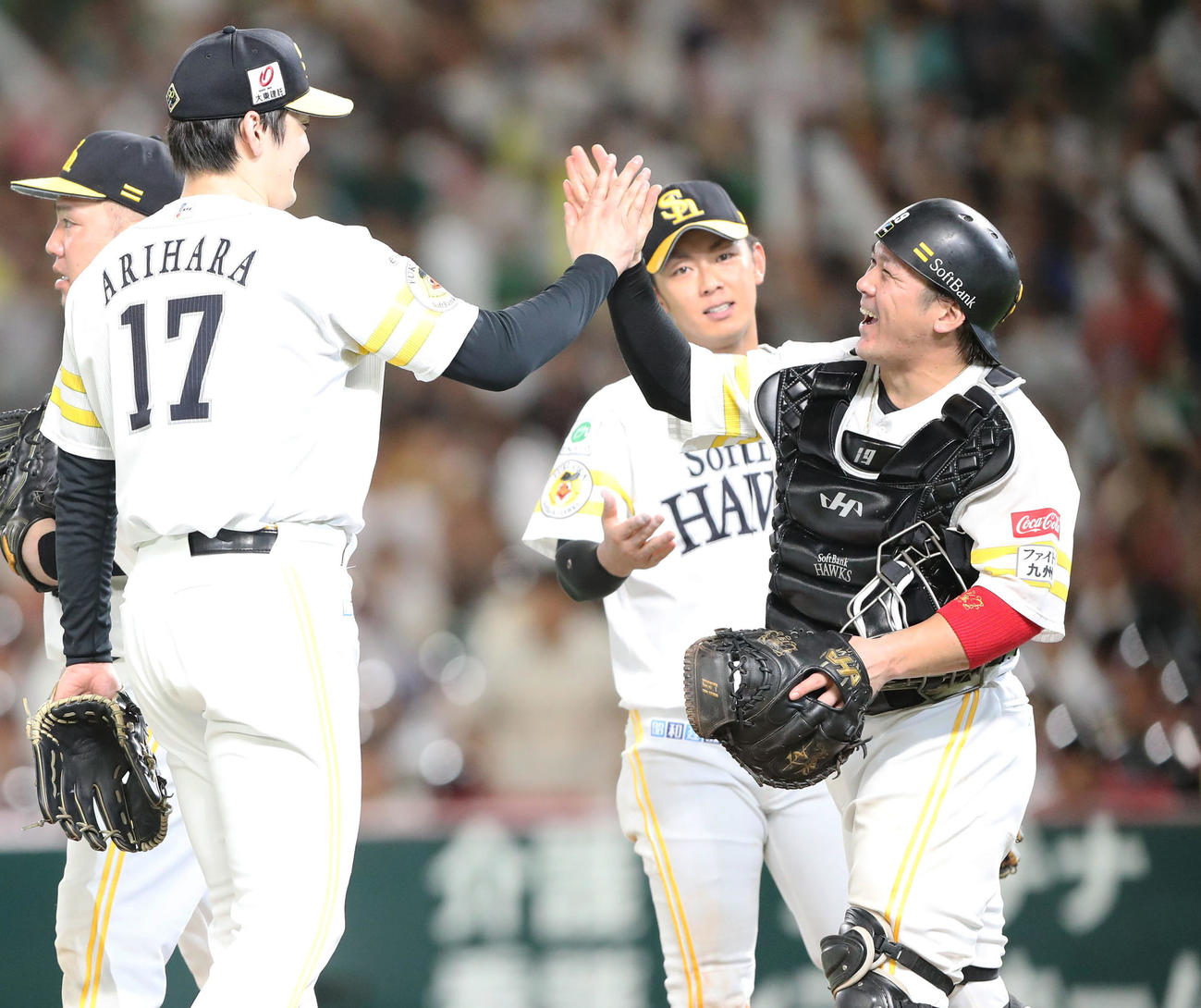 ソフトバンク対ロッテ　ロッテに完封勝利しタッチをかわす甲斐（右）と有原（撮影・鬼束羽瑠菜）