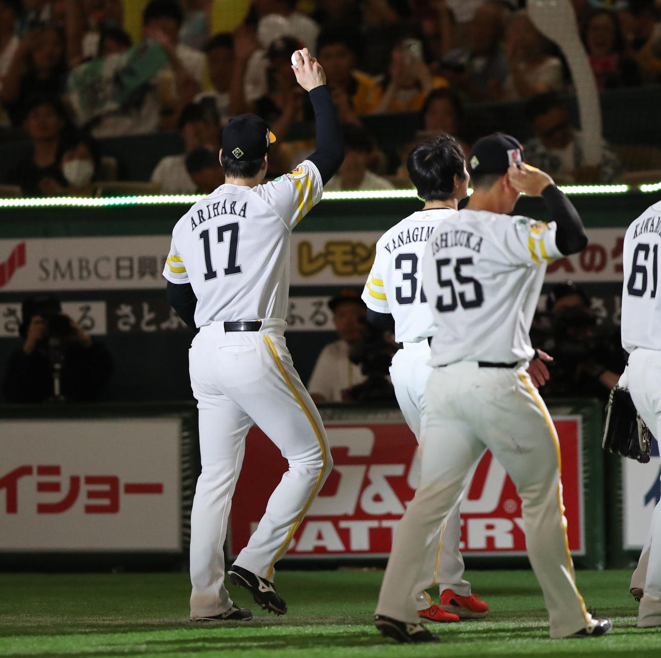 ソフトバンク対ロッテ　ロッテに完封勝利しファンの声援に応える有原（左）（撮影・鬼束羽瑠菜）