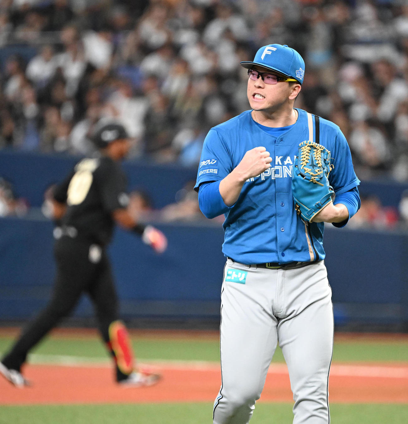 オリックス対日本ハム　6回裏オリックス2死、セデーニョを中飛に打ち取りガッツポーズする生田目（撮影・和賀正仁）