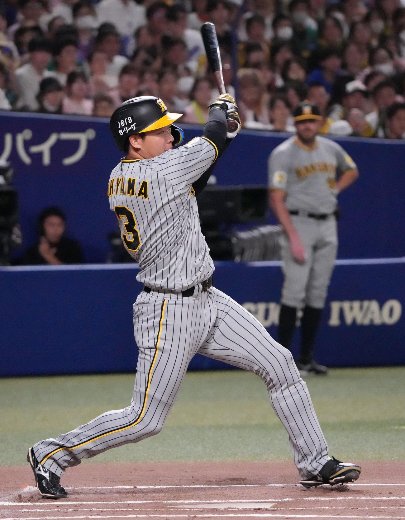 中日対阪神　1回表阪神2死一、二塁、中前適時打を放つ大山（撮影・森本幸一）