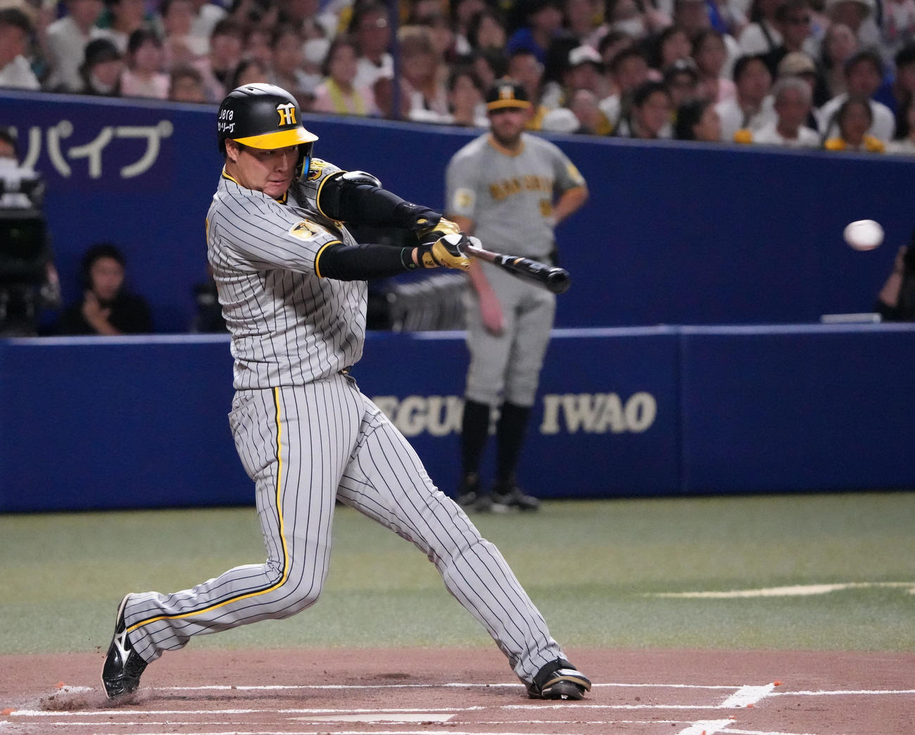 中日対阪神　1回表阪神2死一、二塁、中前適時打を放つ大山（撮影・森本幸一）