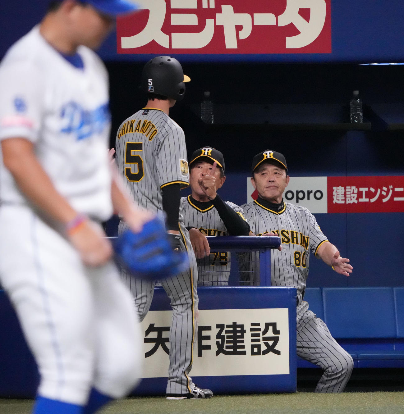 中日対阪神　1回表阪神2死一、二塁、大山の中前適時打で生還した近本を迎える岡田監督（右）（撮影・森本幸一）