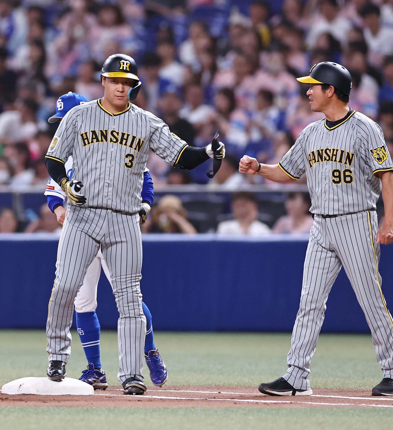 中日対阪神　1回表阪神2死一、二塁、大山は中前に先制適時打を放つ（撮影・上田博志）