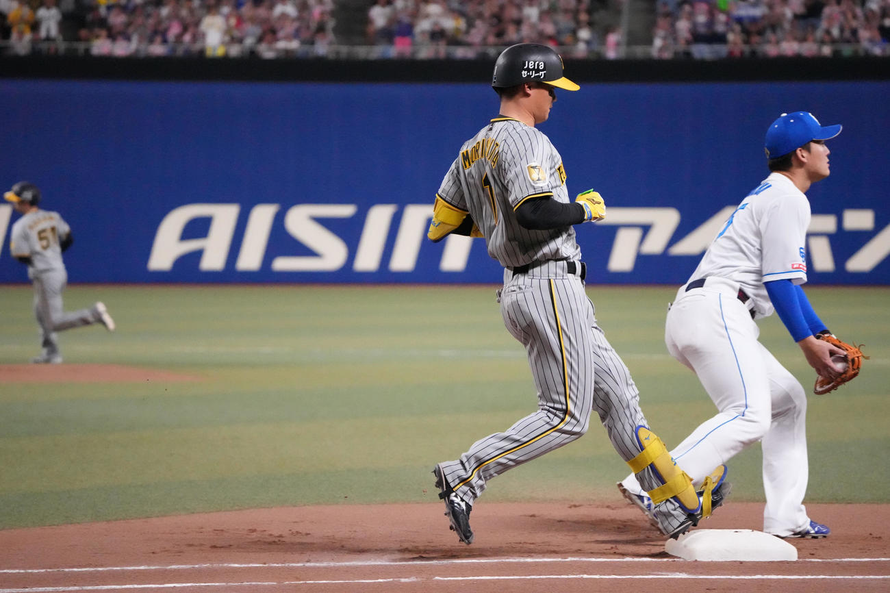 中日対阪神　6回表阪神無死一塁、併殺打に倒れる森下（中央）（撮影・森本幸一）