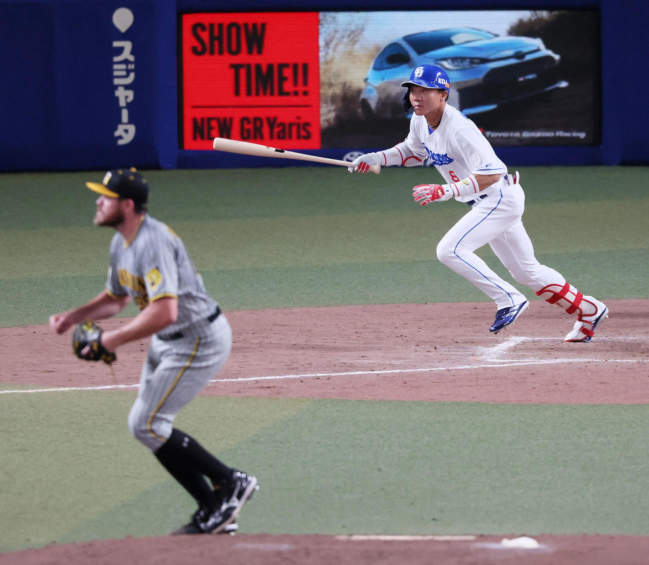 中日対阪神　5回裏中日2死二塁、代打大島は右適時二塁打を放つ。投手ビーズリー（撮影・加藤哉）