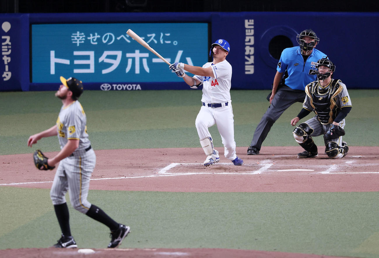 中日対阪神　6回裏中日1死、川越は右越えソロ本塁打を放つ。投手ビーズリー（撮影・加藤哉）