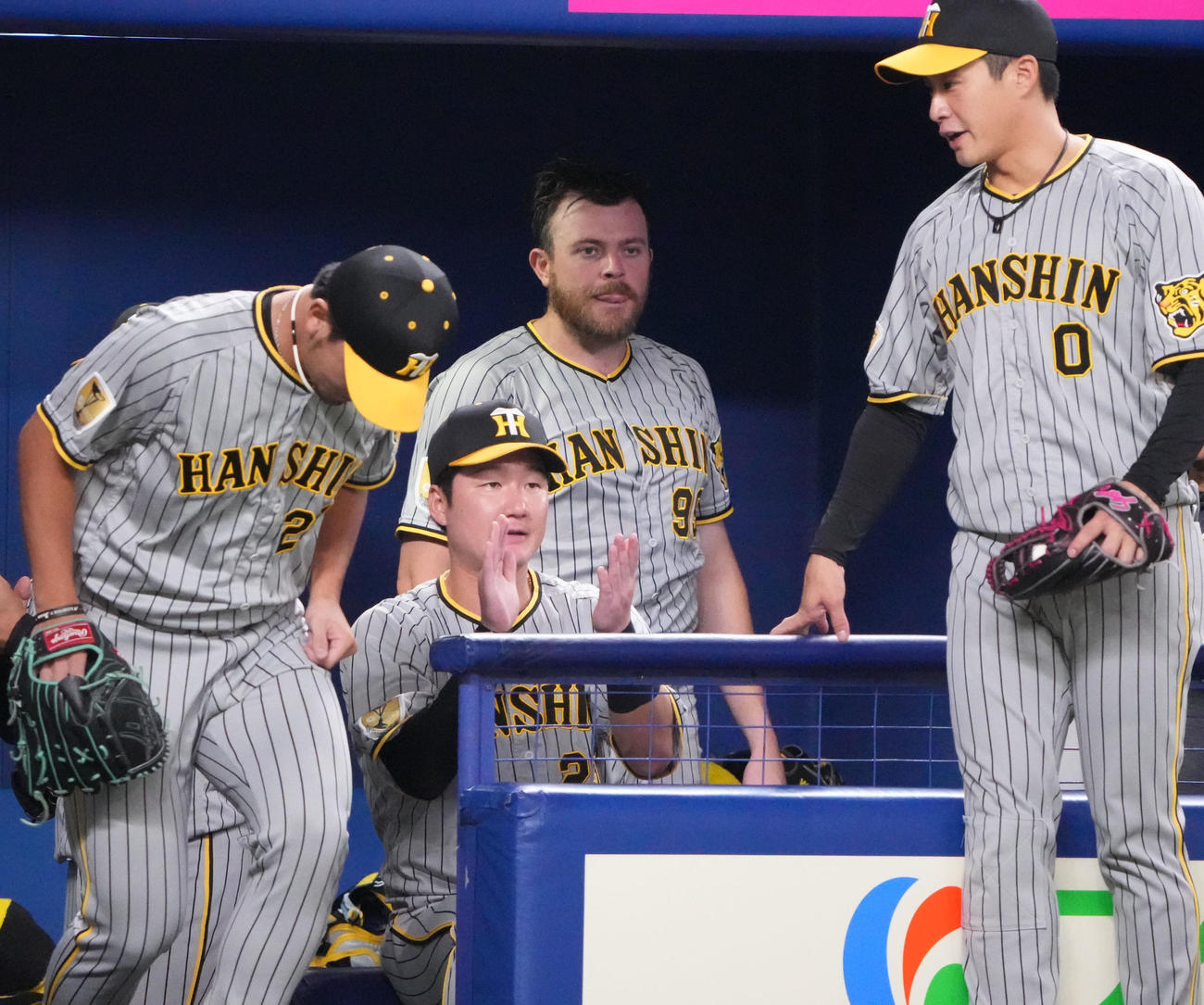 中日対阪神　8回表終了、伊藤将を見送るビーズリー（左から3人目）（撮影・森本幸一）