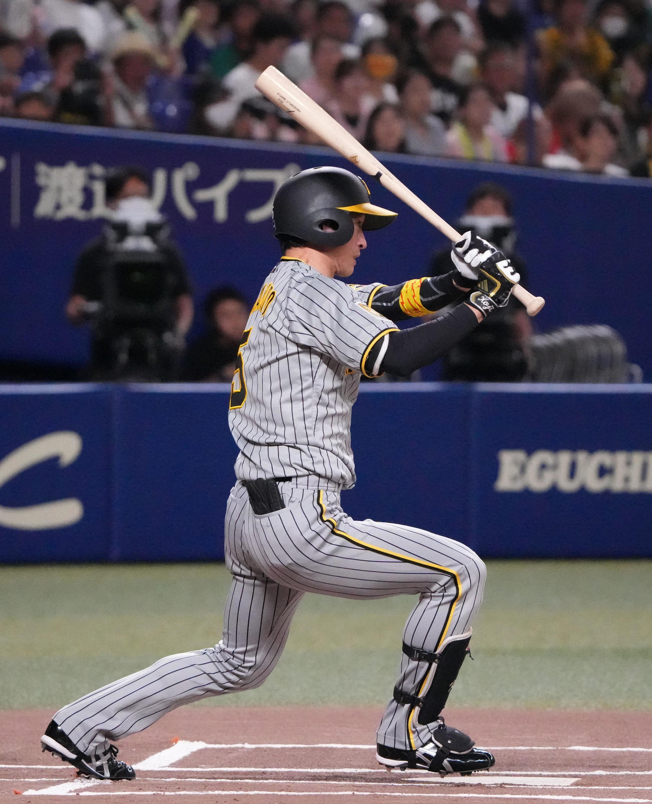 中日対阪神　1回表阪神無死、投手強襲の内野安打を放つ近本（撮影・森本幸一）