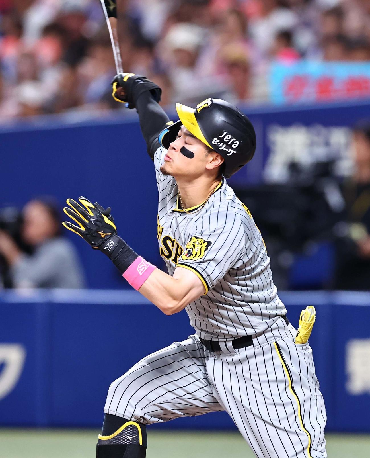 中日対阪神　3回表阪神2死一塁、佐藤輝は三振に倒れる（撮影・上田博志）