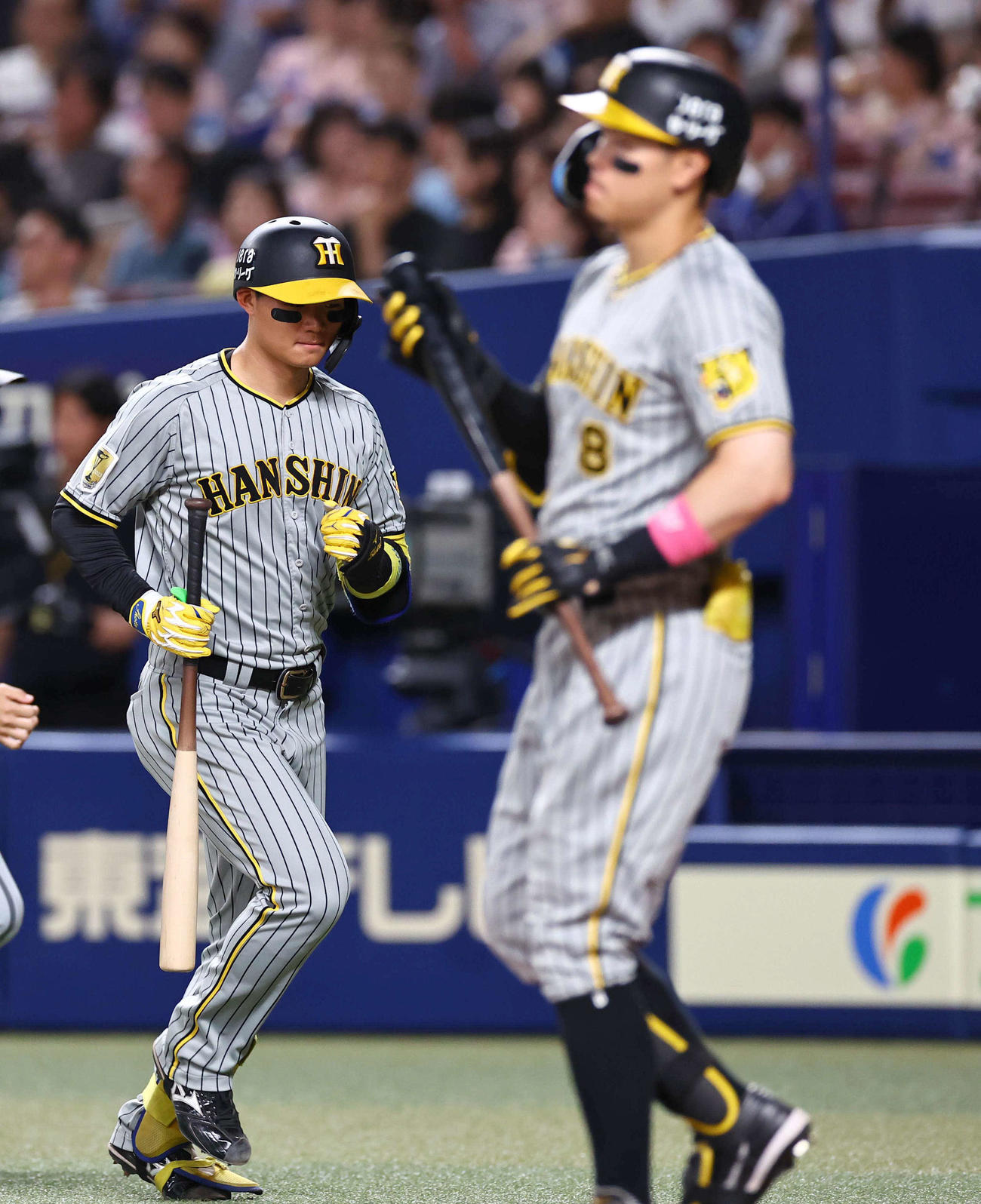 中日対阪神　6回表阪神無死一塁、森下は遊撃併殺打に倒れる。右は佐藤輝（撮影・上田博志）
