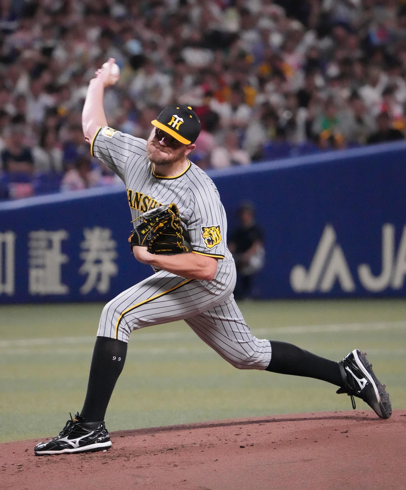 中日対阪神　1回裏、登板する阪神先発のビーズリー（撮影・森本幸一）