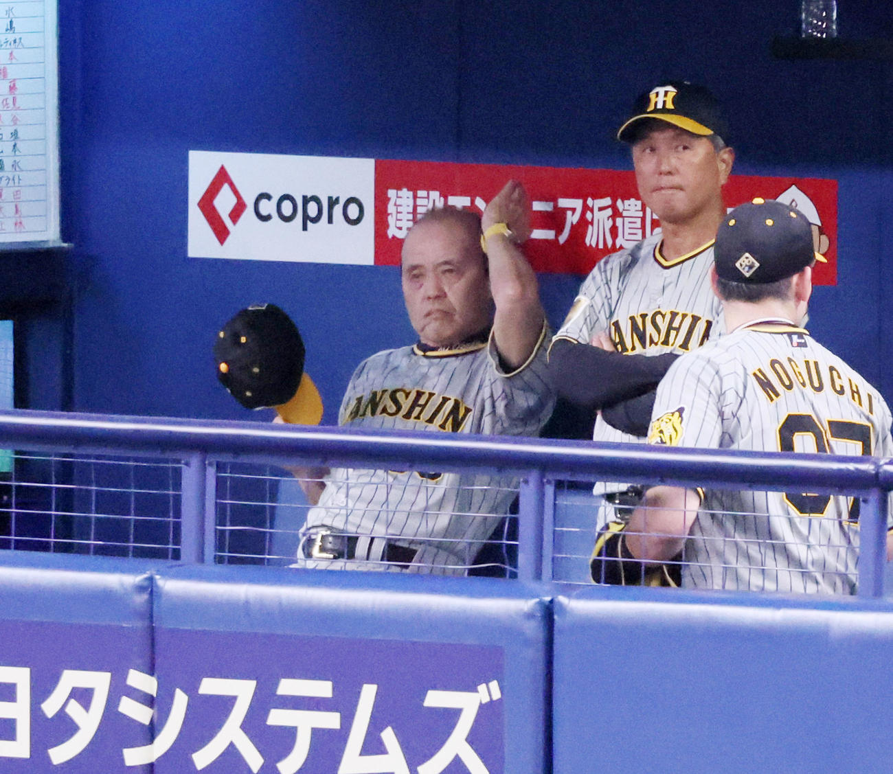 中日対阪神　2回裏を終えベンチで帽子を取る岡田監督（撮影・加藤哉）