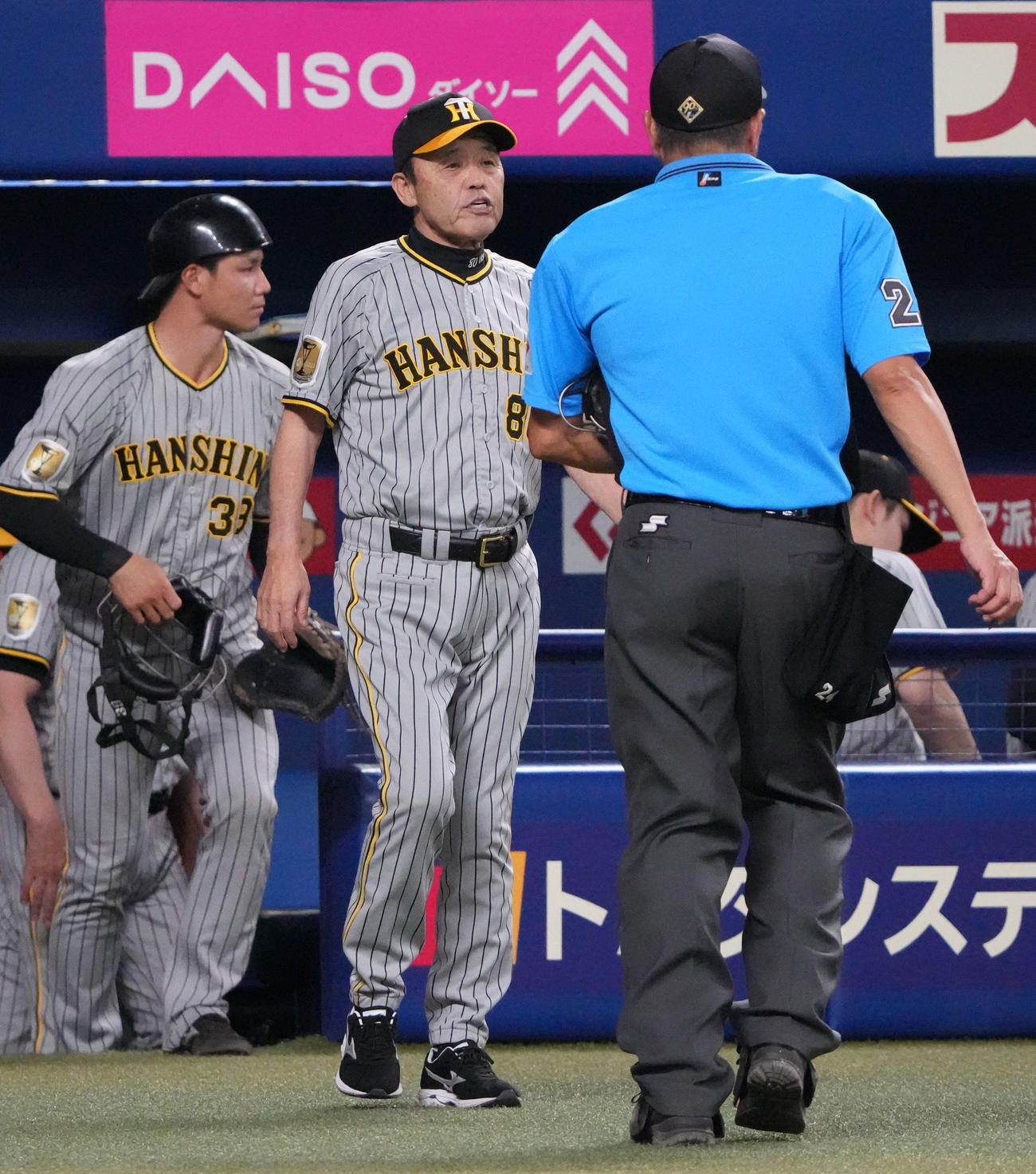 中日対阪神　7回表終了、選手交代を告げる岡田監督（中央）（撮影・森本幸一）