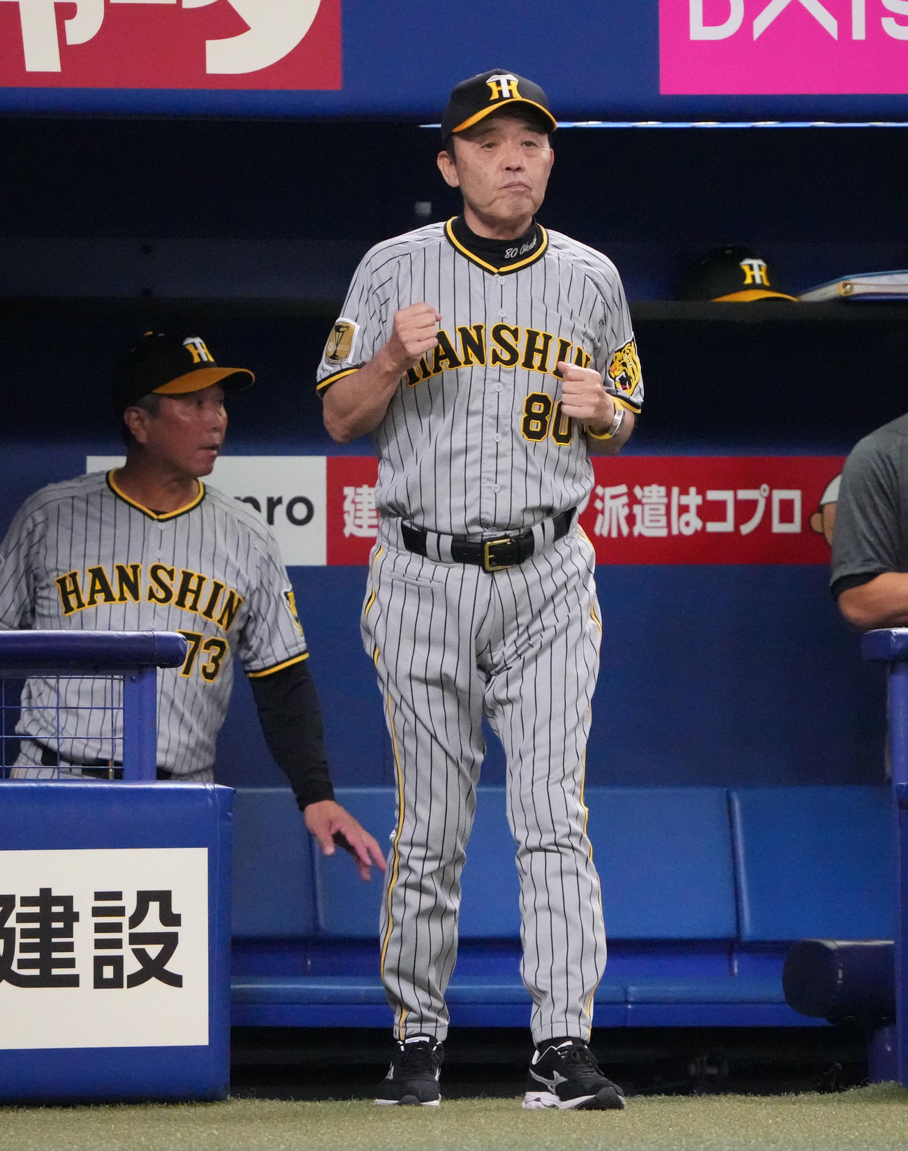 中日対阪神　7回表阪神1死一塁、代走を告げる岡田監督（右）（撮影・森本幸一）