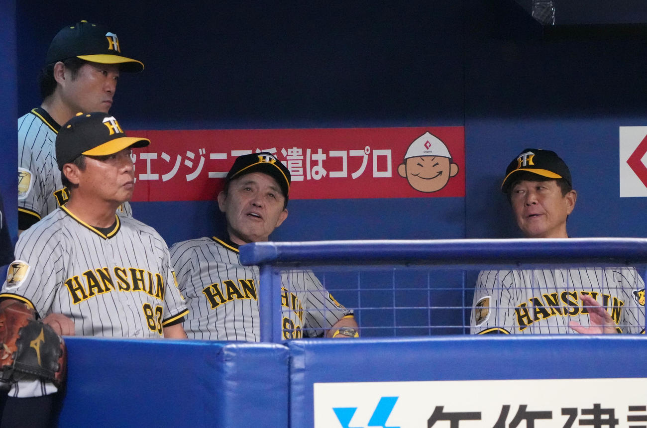 中日対阪神　6回裏、コーチ陣と言葉を交わすベンチの岡田監督（左から3人目）（撮影・森本幸一）