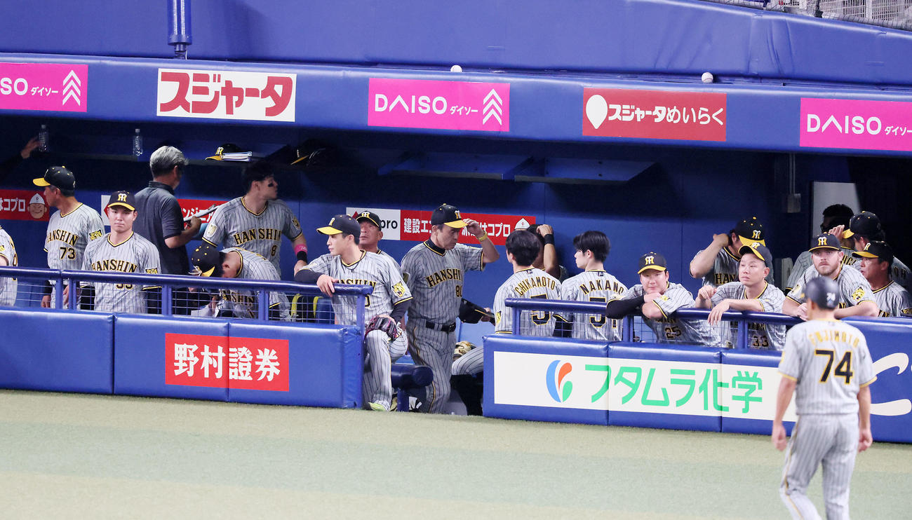 中日対阪神　中日に敗れベンチから引き揚げる岡田監督（撮影・加藤哉）
