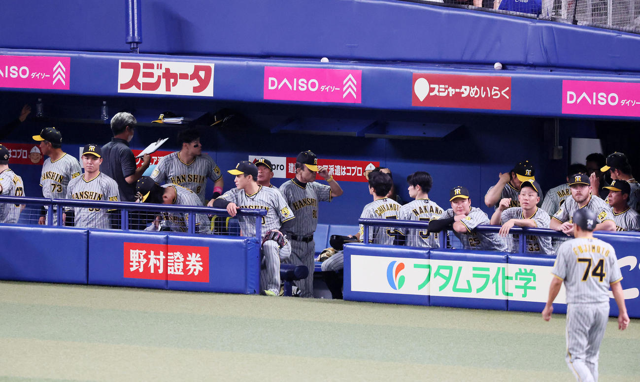 中日対阪神　中日に敗れベンチから引き揚げる岡田監督（撮影・加藤哉）