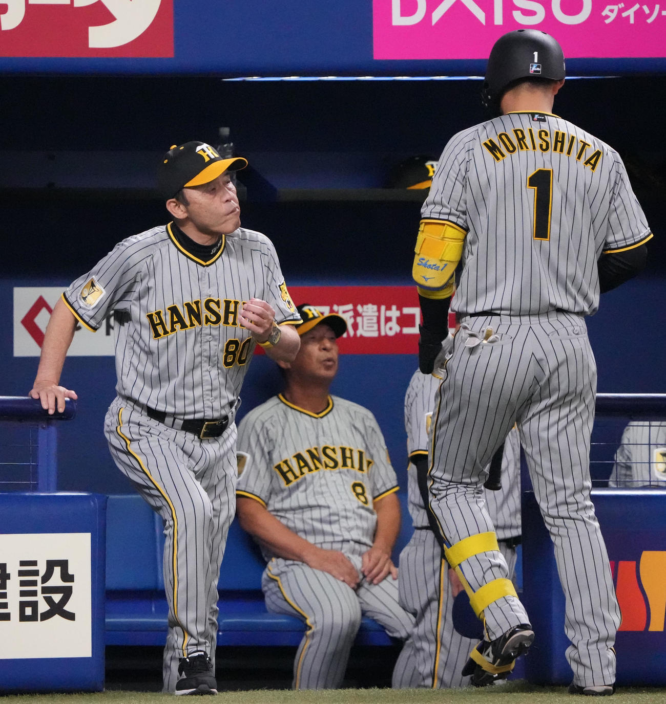 中日対阪神　8回表終了、選手交代を告げにベンチを出る岡田監督（左）（撮影・森本幸一）