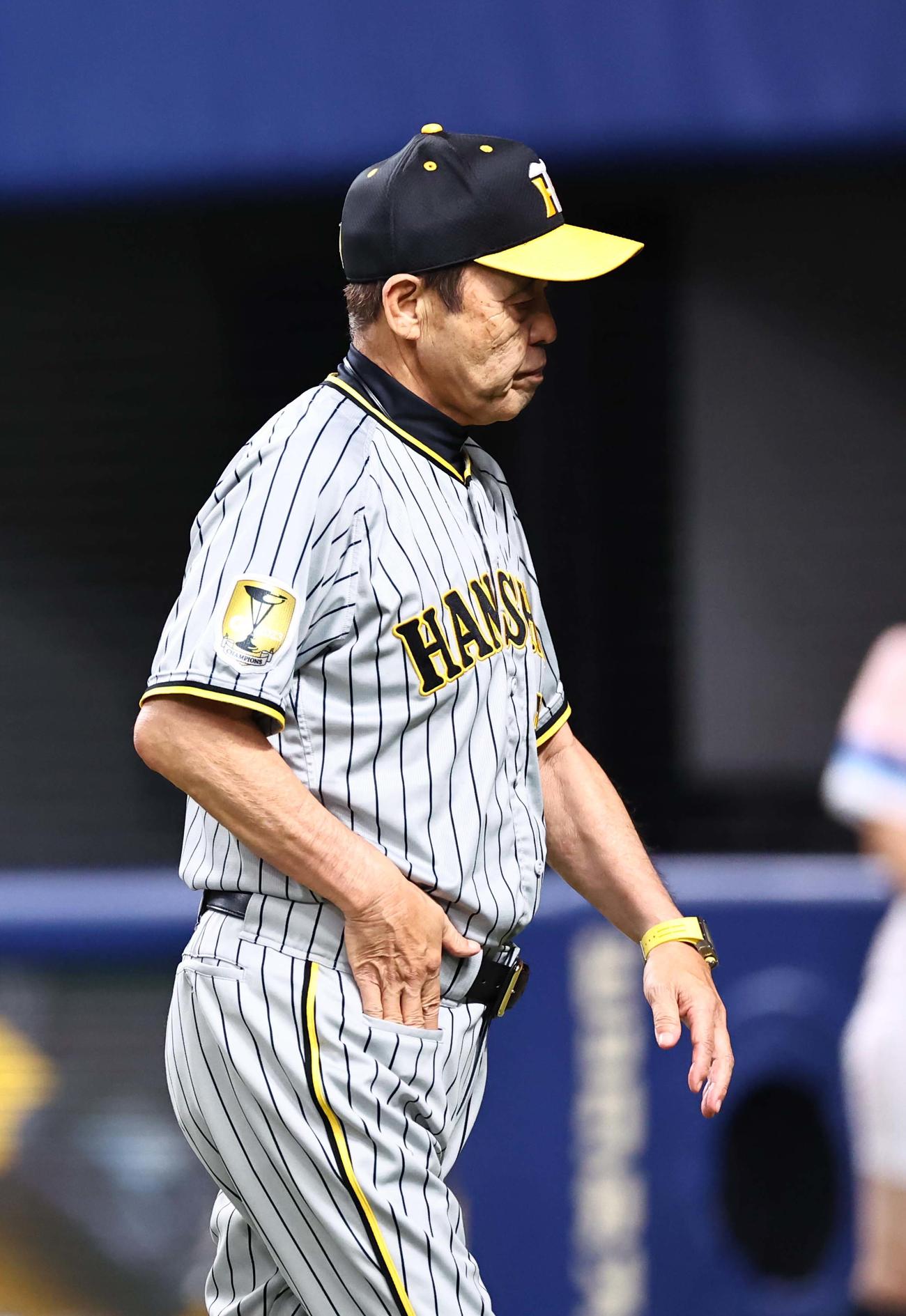 中日対阪神　選手交代を告げベンチに引き揚げる岡田監督（撮影・上田博志）