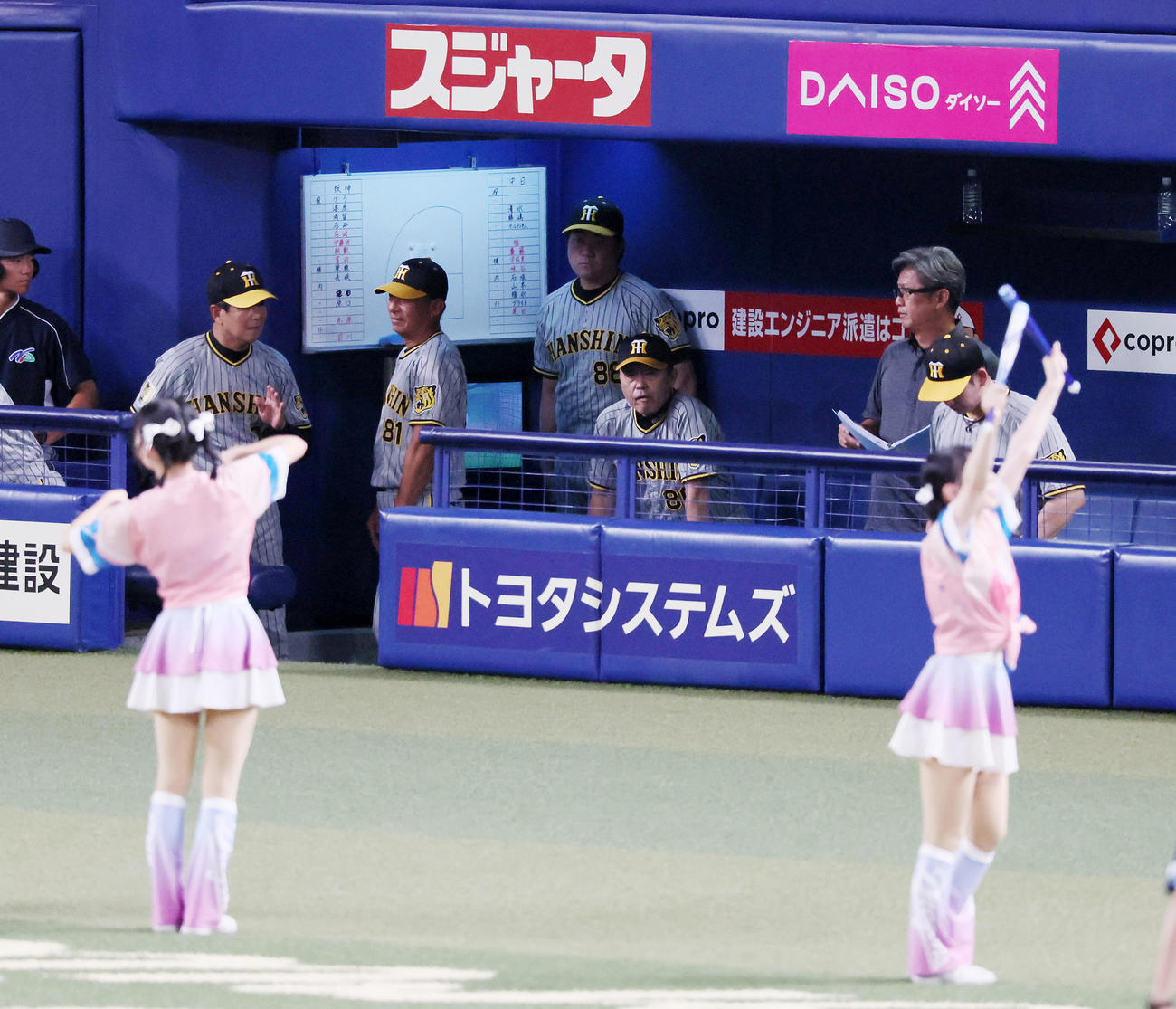 中日対阪神　7回裏、ベンチからグラウンドを見つめる岡田監督（撮影・加藤哉）