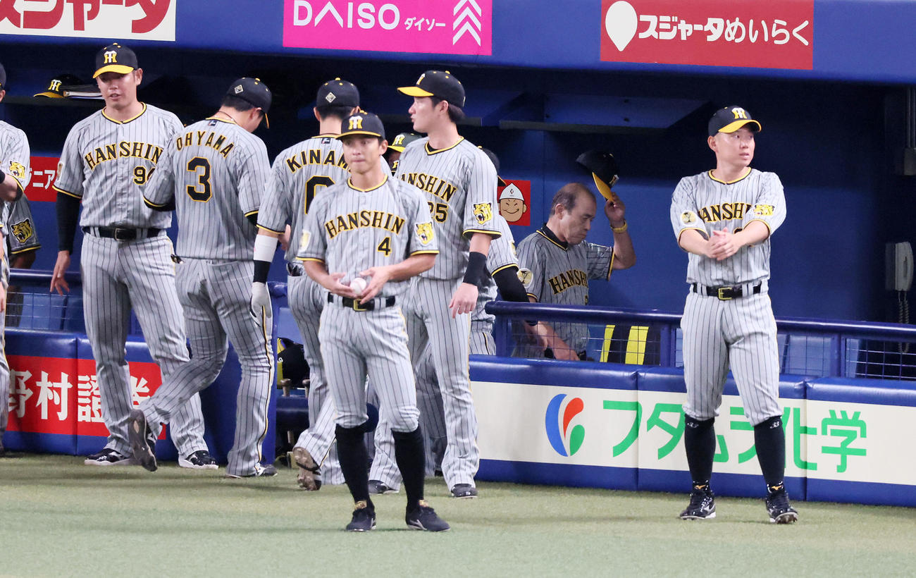 中日対阪神　3回裏を終えベンチから移動する岡田監督（撮影・加藤哉）