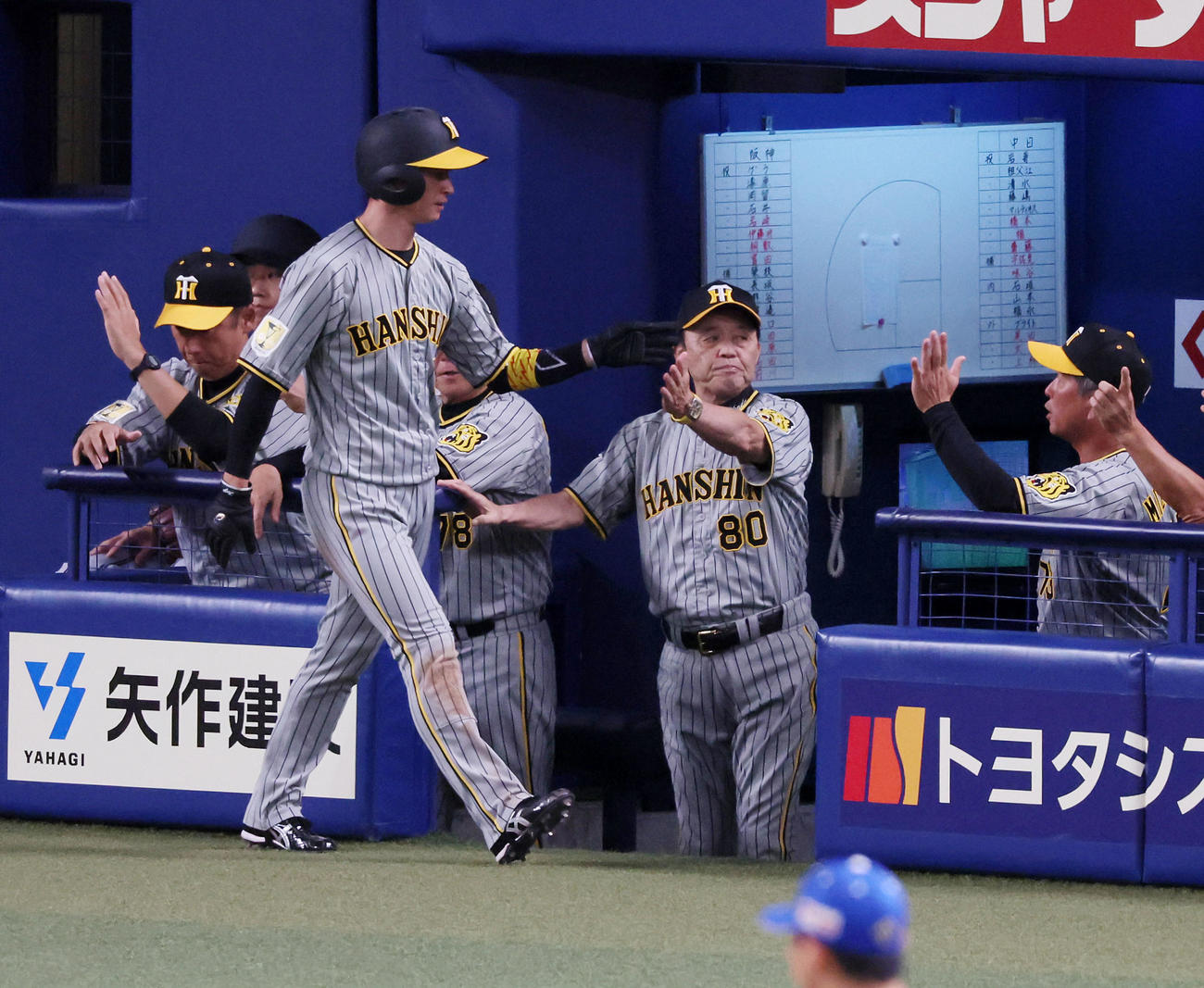 中日対阪神　1回表阪神2死一、二塁、岡田監督は大山の中適時打で生還した二走近本（左）を出迎える（撮影・加藤哉）
