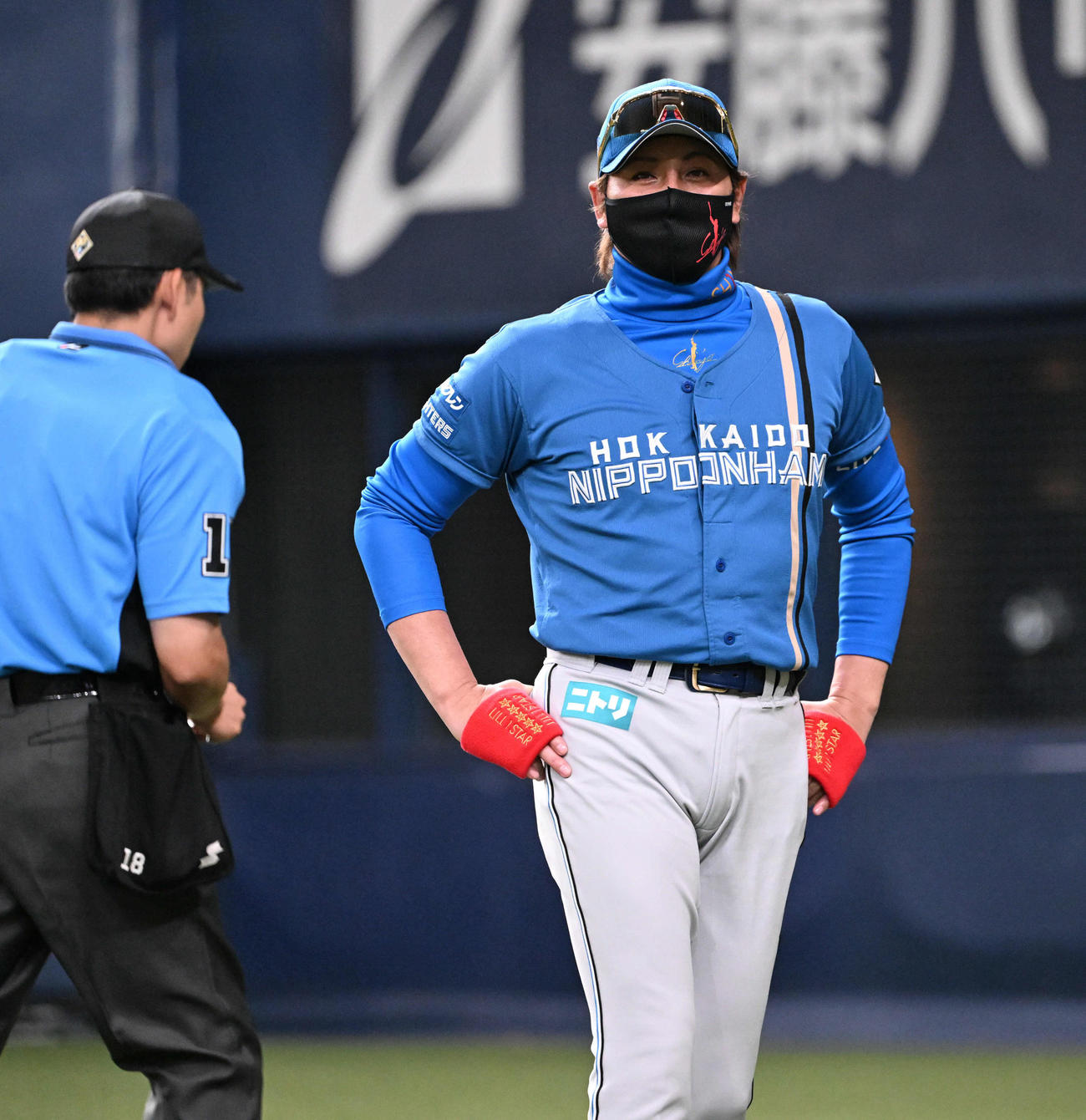 オリックス対日本ハム　6回裏オリックス2死、北山の交代を告げ継投に入る日本ハム新庄剛督（撮影・和賀正仁）