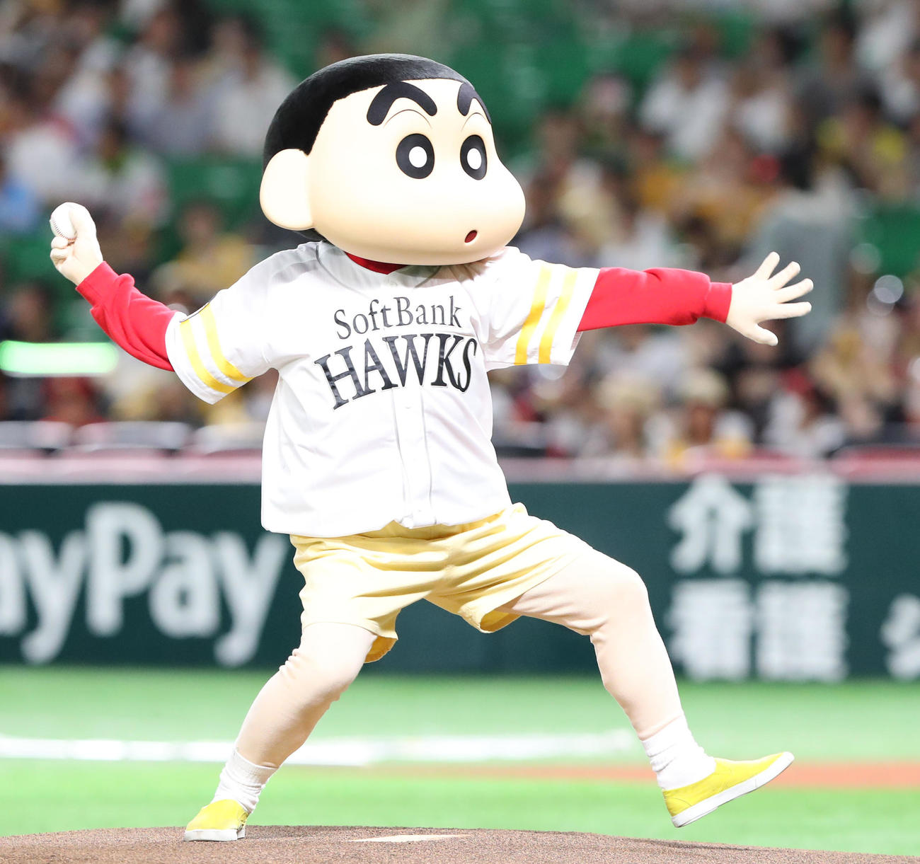 ソフトバンク対ロッテ　試合前のセレモニアルピッチに登場したクレヨンしんちゃん（撮影・鬼束羽瑠菜）