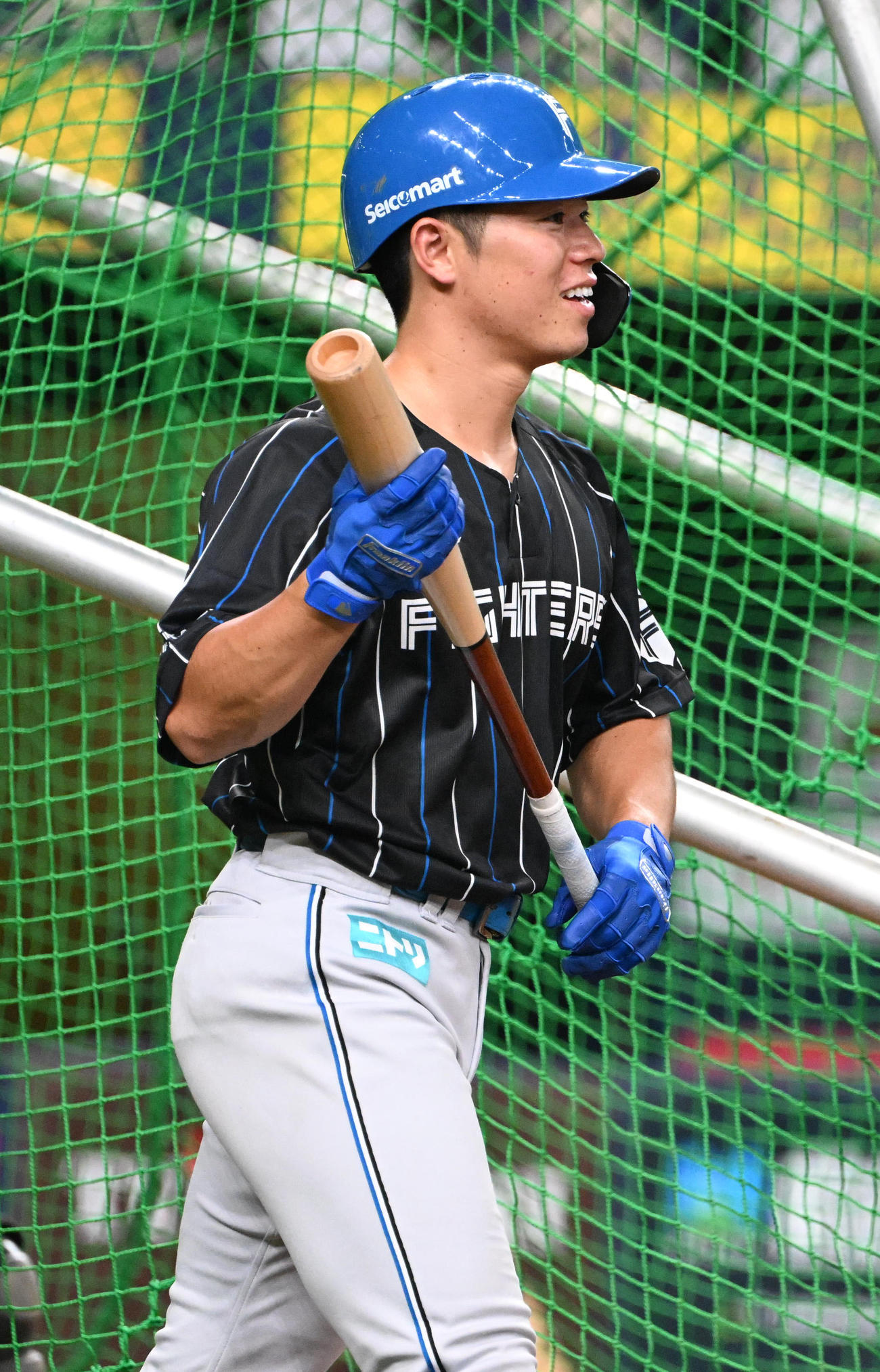 オリックス対日本ハム　笑顔でフリー打撃にに向かう日本ハム梅林（撮影・和賀正仁）