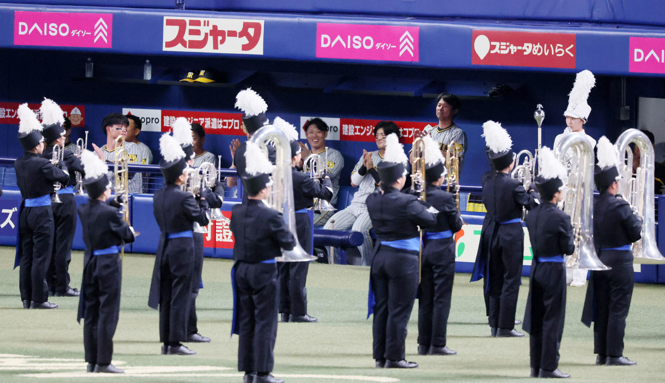 中日対阪神　東邦マーチングバンドの演奏に拍手を送る阪神ナイン（撮影・加藤哉）