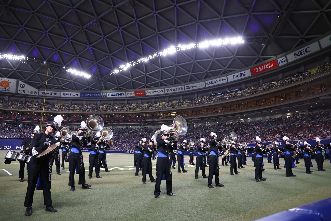 中日対阪神　阪神の応援歌を演奏するTOHO MARCHING BAND（撮影・上田博志）