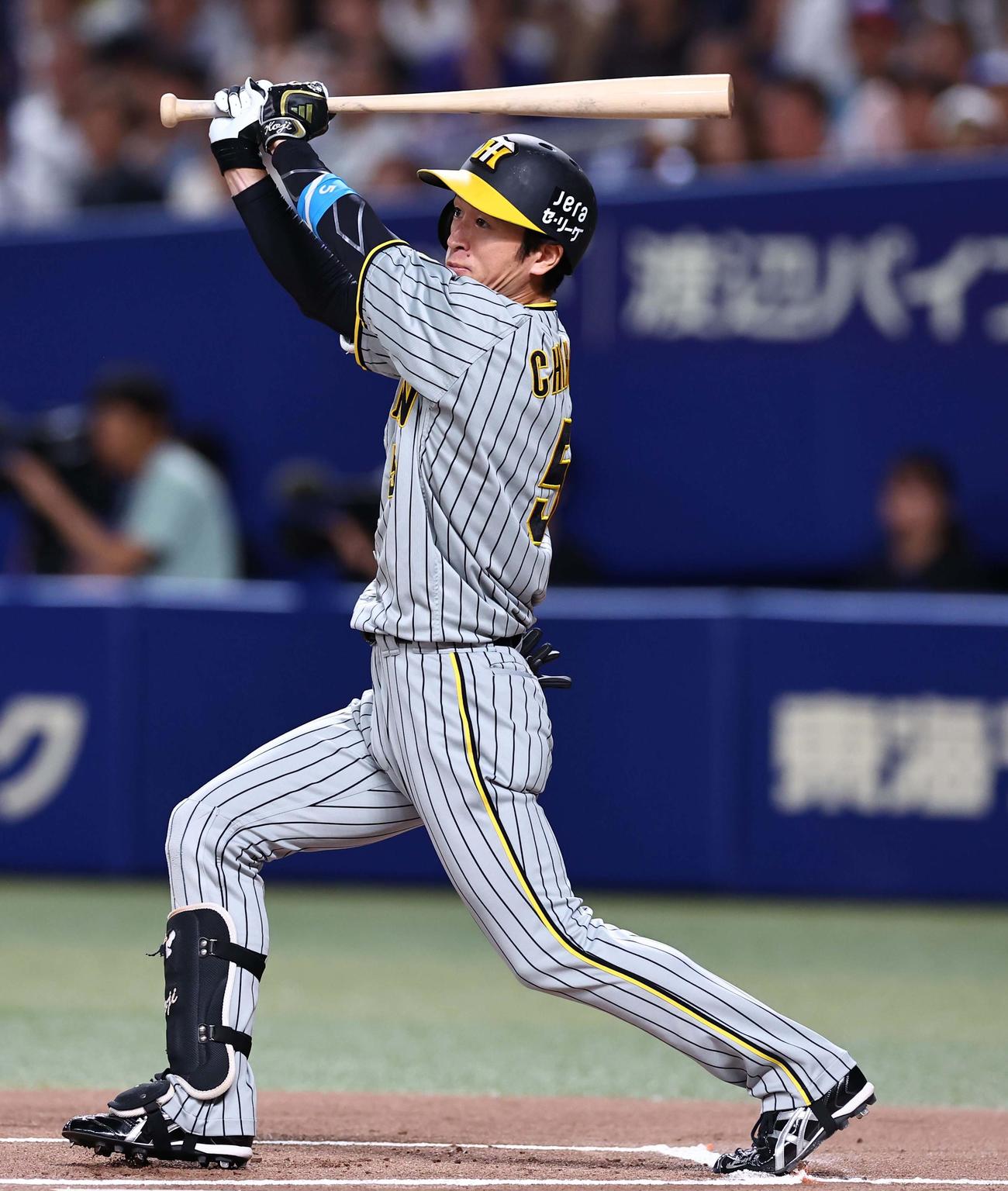 中日対阪神　1回表阪神無死、近本は左越え二塁打を放つ（撮影・上田博志）