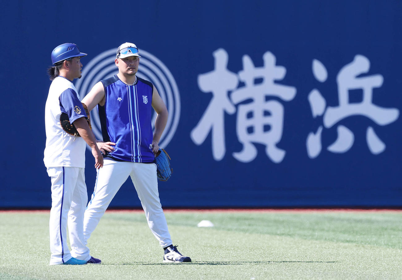 DeNA対巨人　試合前練習に臨むDeNA筒香（右）（撮影・宮地輝）