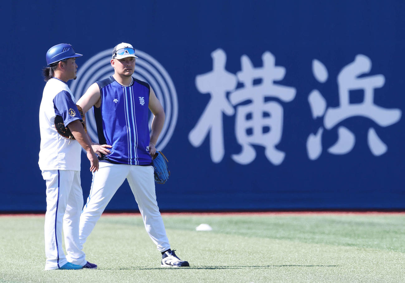 DeNA対巨人　試合前練習に臨むDeNA筒香（右）（撮影・宮地輝）