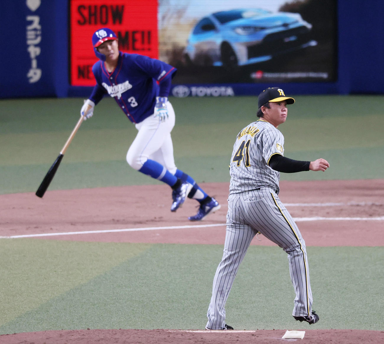 中日対阪神　1回裏中日2死満塁、高橋周は左適時打を放つ。投手村上（投手村撮影・加藤哉）