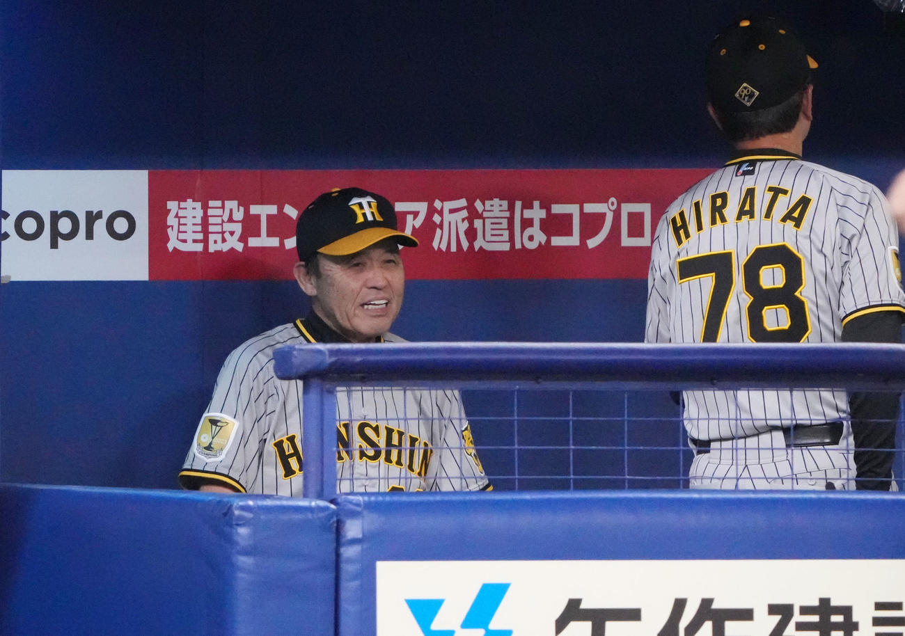 中日対阪神　3回表終了、ベンチでさえない表情の岡田監督（左）（撮影・森本幸一）