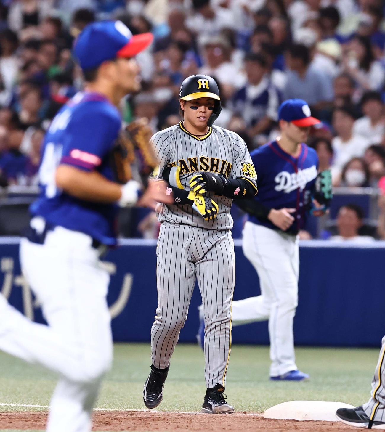 中日対阪神　3回表阪神1死満塁、梅野は二塁併殺打に倒れる（撮影・上田博志）