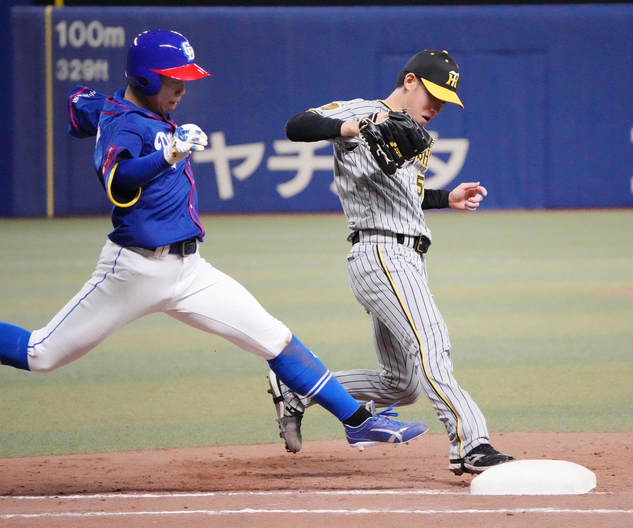 中日対阪神　5回裏中日2死二、三塁、岡林を一ゴロに打ち取りベースカバーに入る富田（右）（撮影・森本幸一）