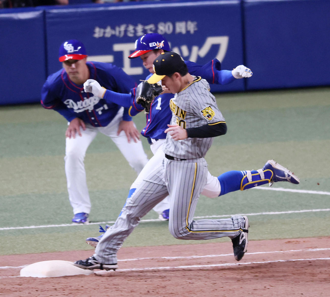 中日対阪神　5回裏中日2死二、三塁、富田は岡林の打球で一塁ベースカバーに入る（撮影・加藤哉）