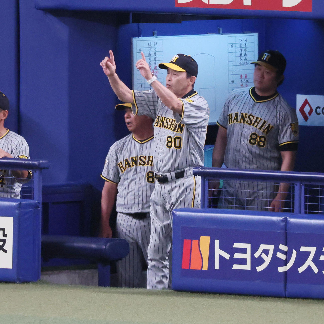 中日対阪神　5回裏中日2死二、三塁、岡田監督は岡林の一塁判定にリクエストする（撮影・加藤哉）
