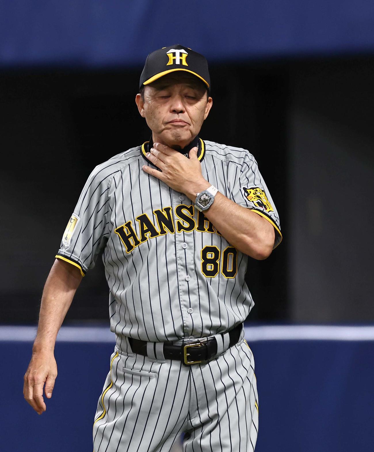 中日対阪神　選手交代を告げる岡田監督（撮影・上田博志）
