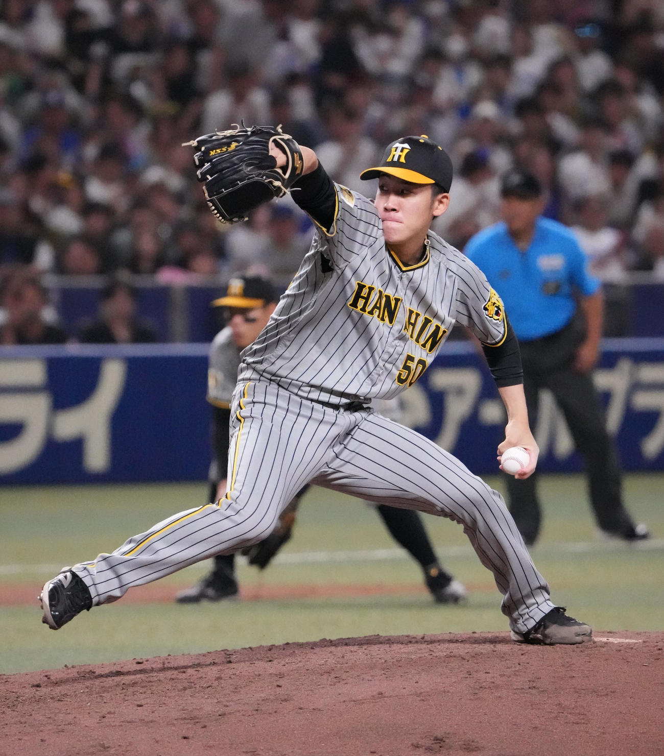 中日対阪神　5回裏中日2死二、三塁、阪神2番手で登板する富田（撮影・森本幸一）