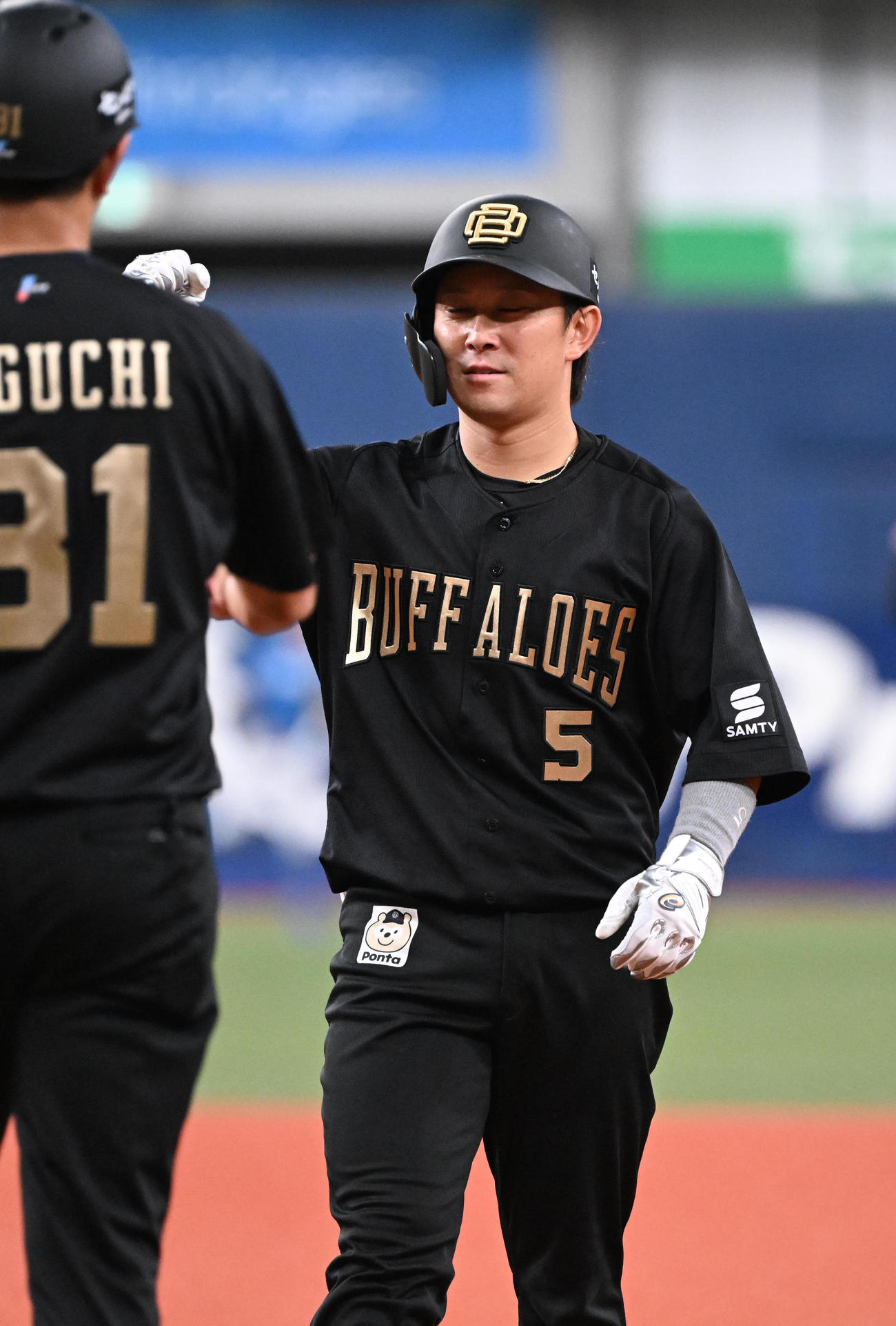 オリックス対日本ハム　5回裏オリックス2死三塁、中前適時打を放った西野はガッツポーズ（撮影・和賀正仁）