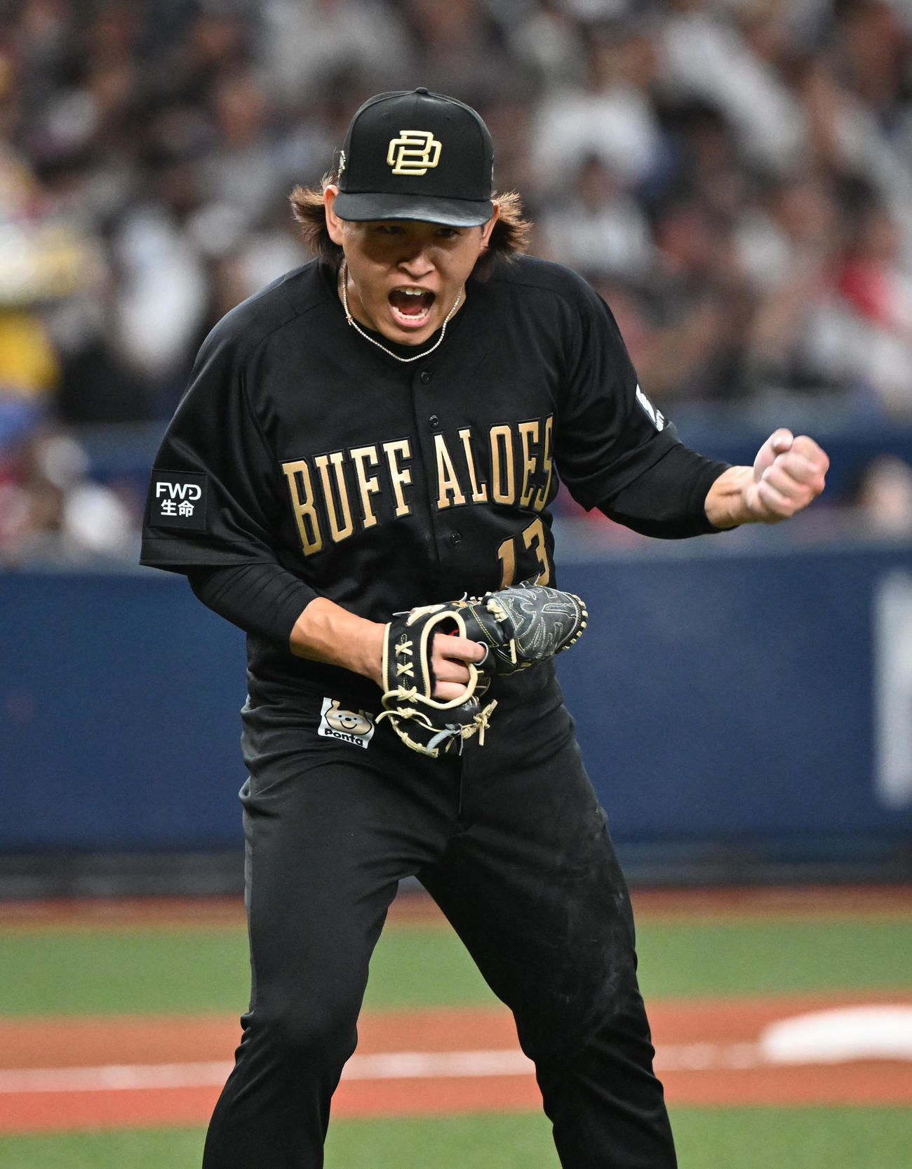 オリックス対日本ハム　7回表日本ハム2死二塁、野村を中飛に打ち取りガッツポーズする宮城（撮影・和賀正仁）