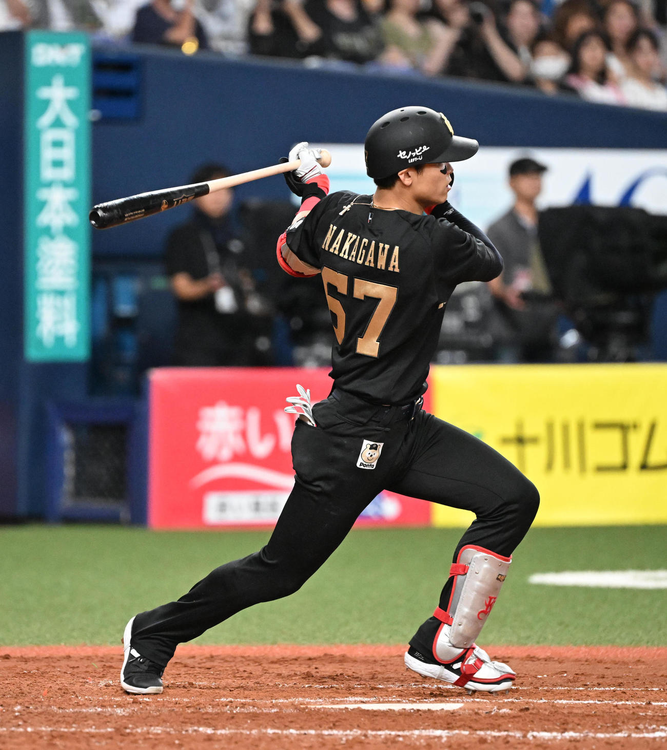 オリックス対日本ハム　5回裏オリックス無死一塁、左翼線に適時二塁打を放つ中川（撮影・和賀正仁）