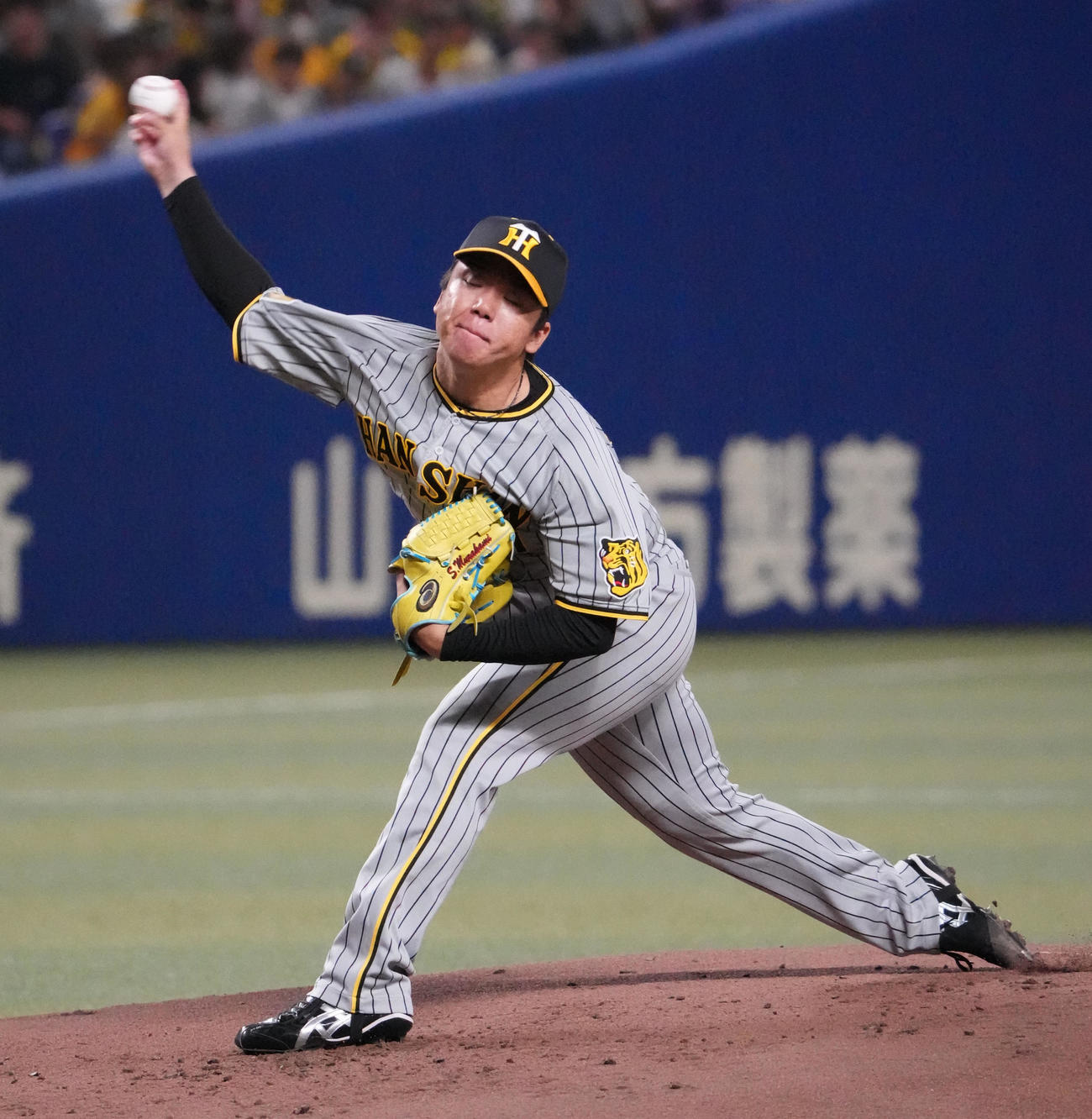 中日対阪神　1回裏、登板する阪神先発の村上（撮影・森本幸一）