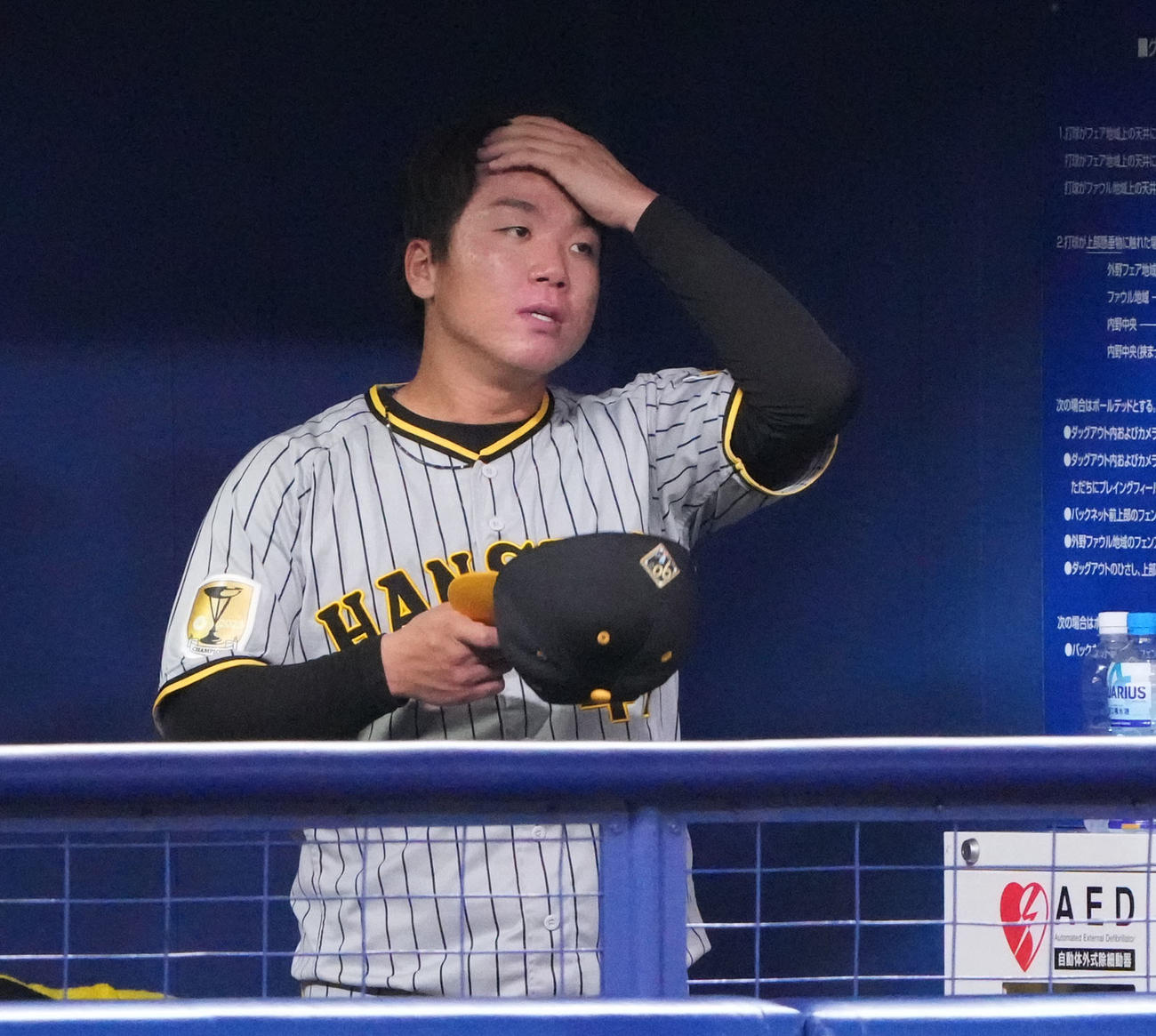 中日対阪神　5回裏中日2死二、三塁、マウンドを降りベンチで汗を拭く村上（撮影・森本幸一）