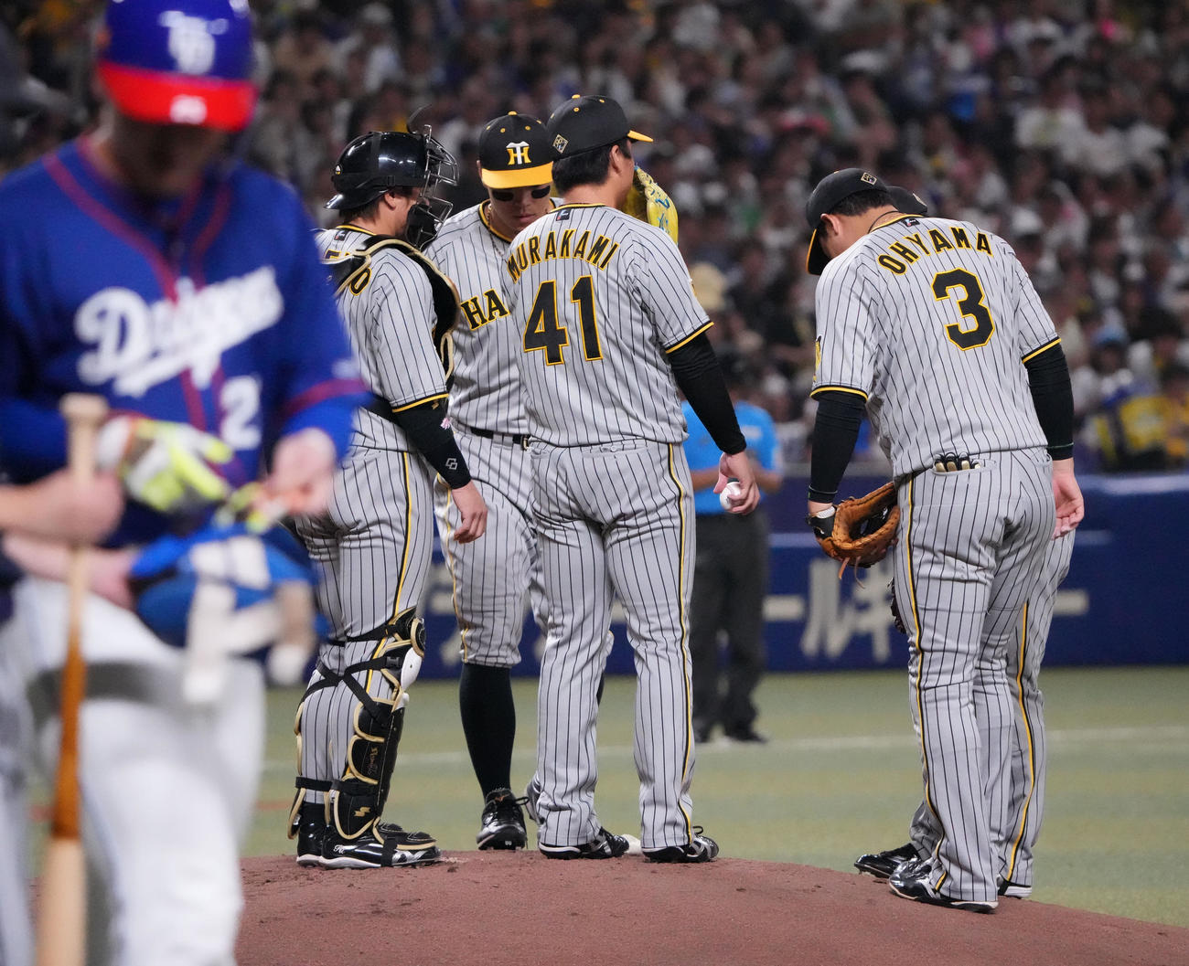 中日対阪神　1回裏中日2死満塁、マウンドの村上（中央）のもとに集まる阪神ナイン（撮影・森本幸一）
